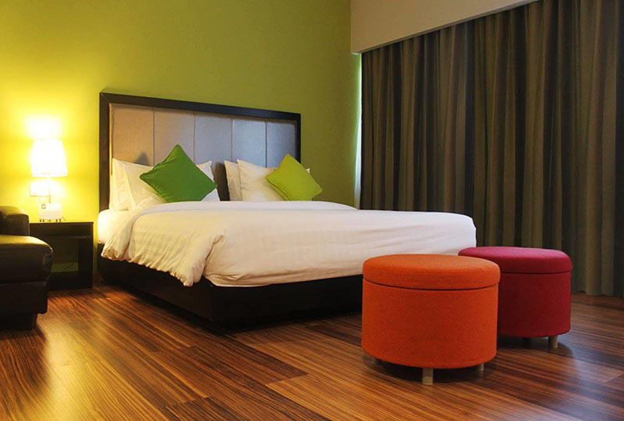 The Brunei Hotel Bandar Seri Begawan Exterior photo